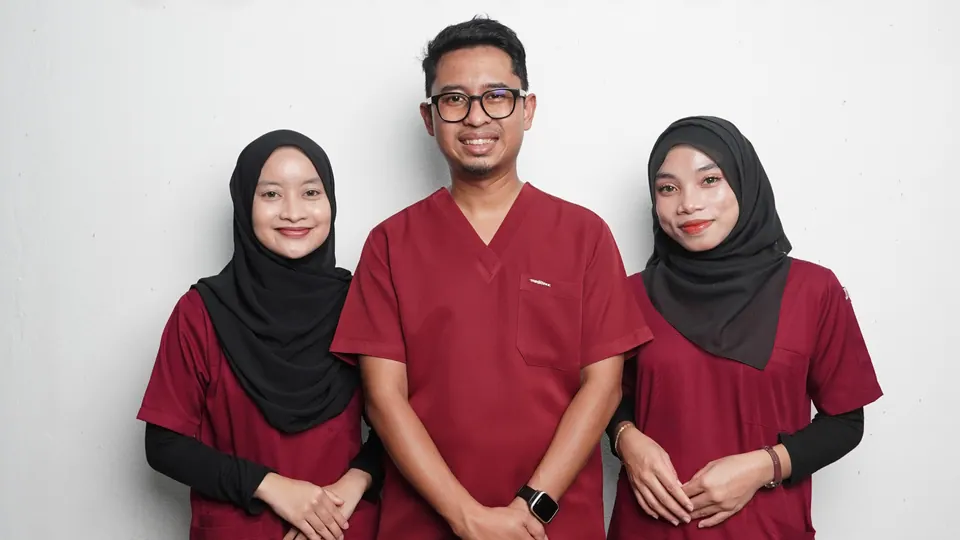 Dr Ahmad Mustaqim bersama fisioterapis Hasnida dan Nuraneesha di Jom Physio