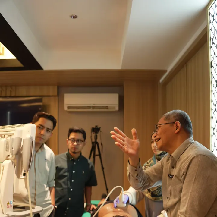 Dr Qim mengikuti demonstrasi ultrasound bersama pengajar di Jakarta