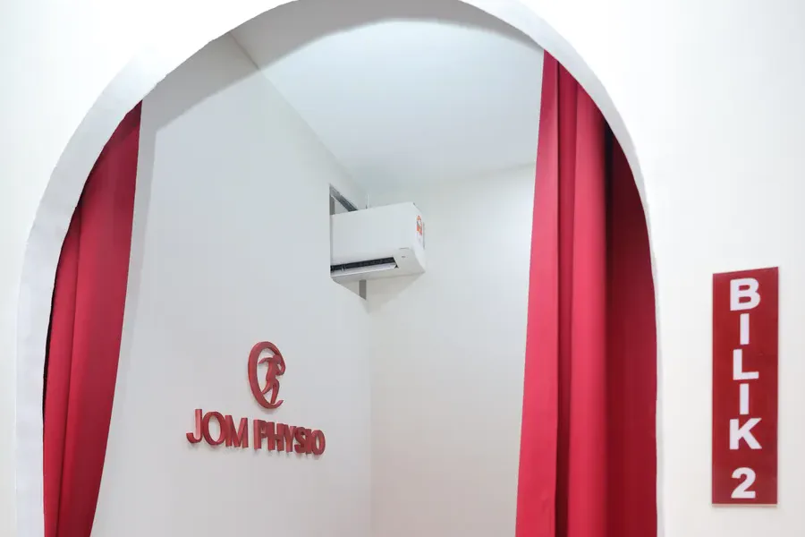 Bilik rawatan Jom Physio dengan logo, Padang Pak Amat, Pasir Puteh
