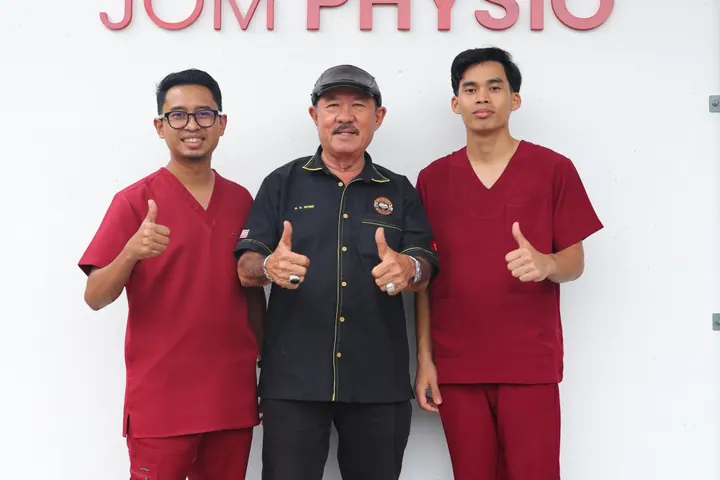 Mr Wong bersama pasukan Jom Physio di pusat rawatan Pasir Puteh