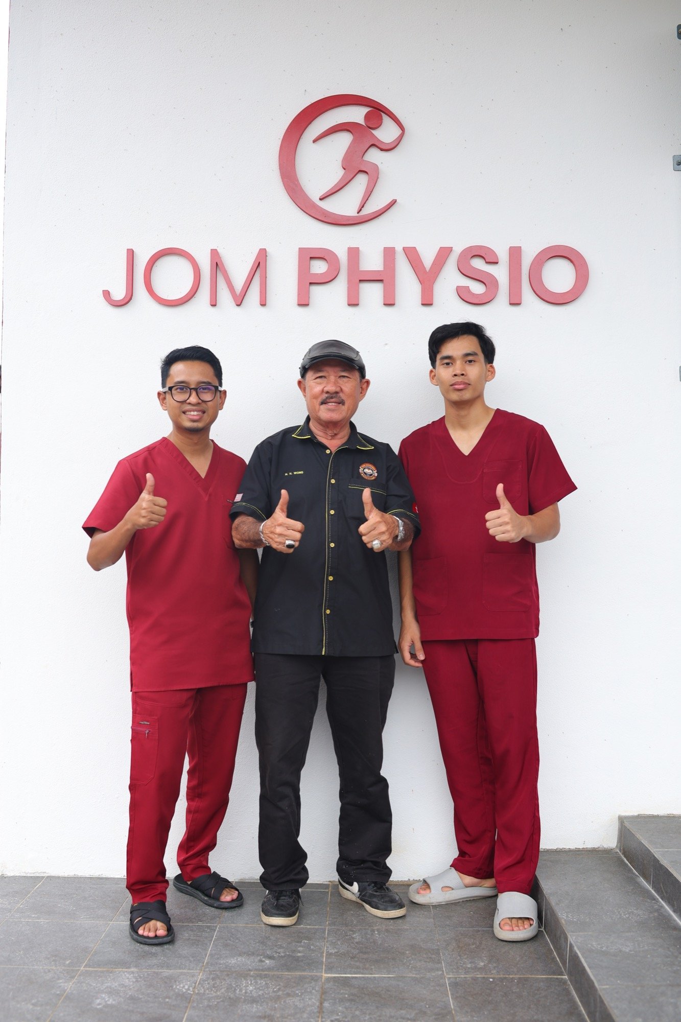Mr Wong bersama pasukan Jom Physio di pusat rawatan Pasir Puteh