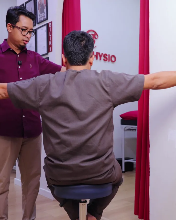 Dr Qim memeriksa bahu pesakit di Jom Physio