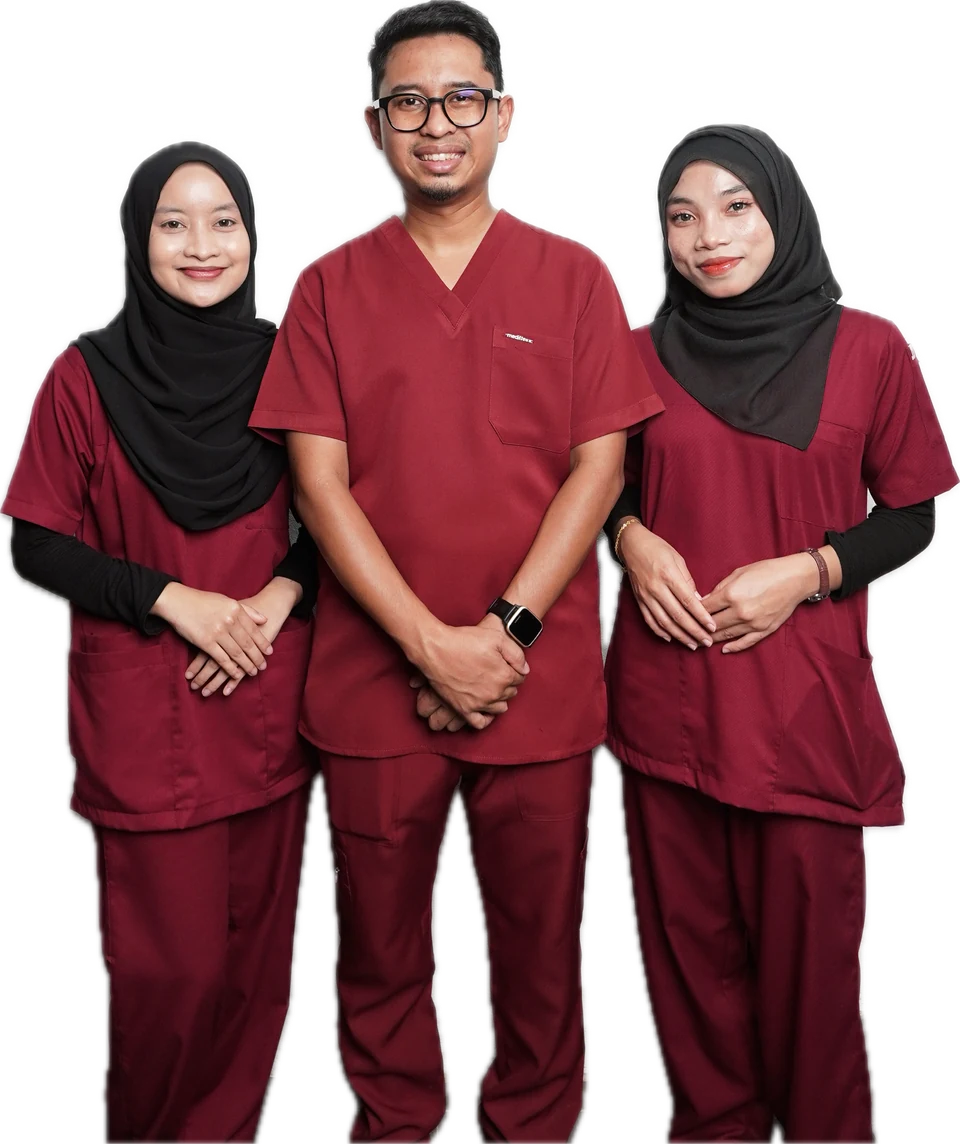 Dr Ahmad Mustaqim bersama fisioterapis Hasnida dan Nuraneesha dari Jom Physio