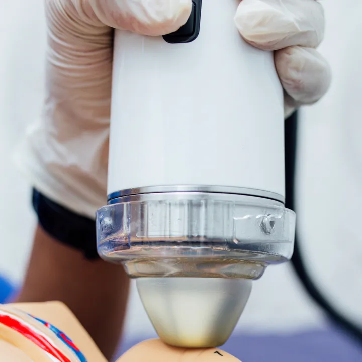 Aplikator Shockwave Therapy digunakan pada lutut